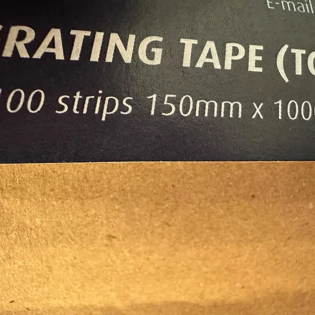 Eske med TEMA Grating Tape, 100 strimler i størrelsen 150 mm x 1000 mm, trykket informasjon på etiketten.