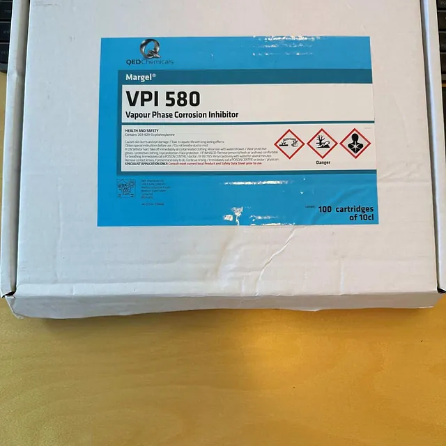 Hvit eske merket VPI 580 fra QED Chemicals, inneholder 100 patroner med korrosjonshemmer.