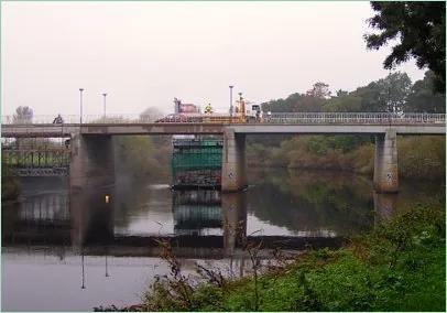 Grå bru over et vann