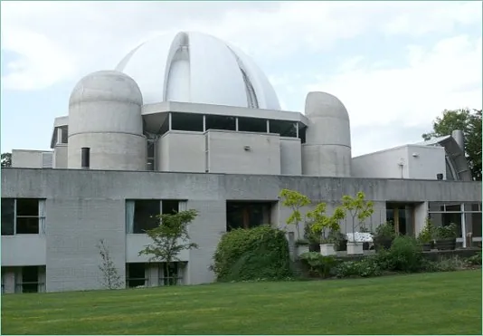 Grått betongbygg med kuppel