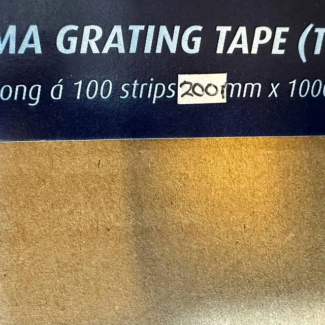 Eske med TEMA Grating Tape, 100 strimler i størrelsen 200 mm x 1000 mm, etikett med håndskrevet tall.