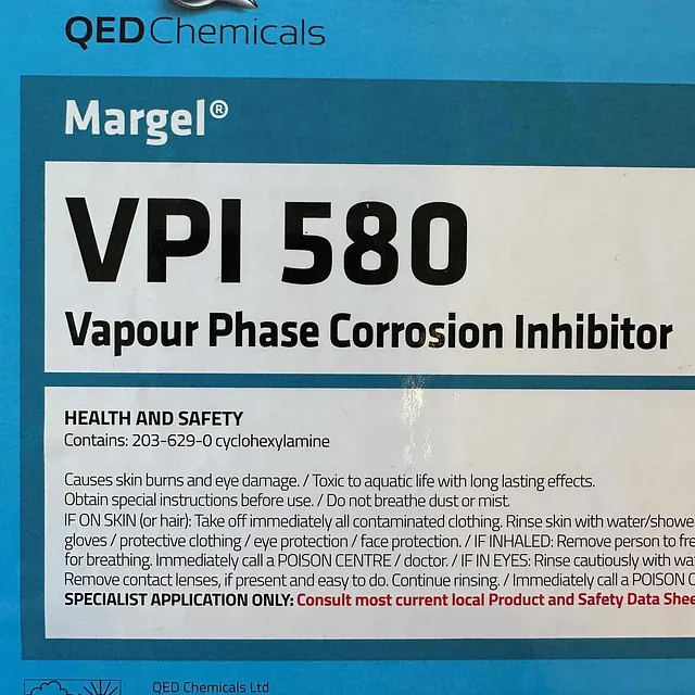 Etikett på kjemikalieproduktet VPI 580 fra QED Chemicals med helse- og sikkerhetsinformasjon.